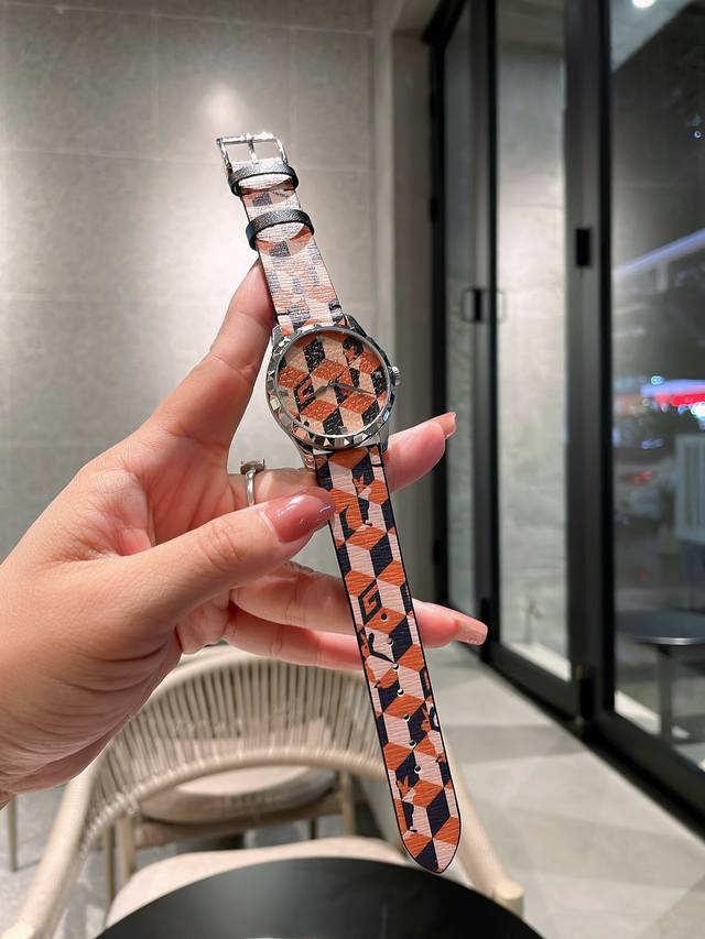 Gucci格子来了 Gucci G- Timeless 系列w碗表 为了庆祝兔年 品牌推出色彩靓丽的全新设计腕表 表盘直径为38 Mm 精钢表壳 皮 革