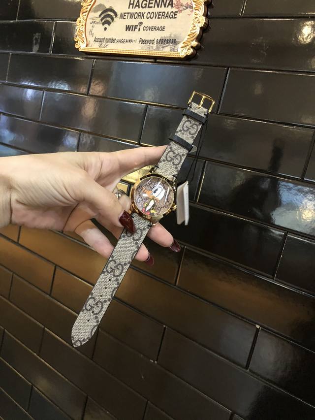 Gucci唐老鸭限量版手表 太可爱了表盘38Mm男女同款 不仅表盘有图案就连表带上也有图案 细节超级无敌精致