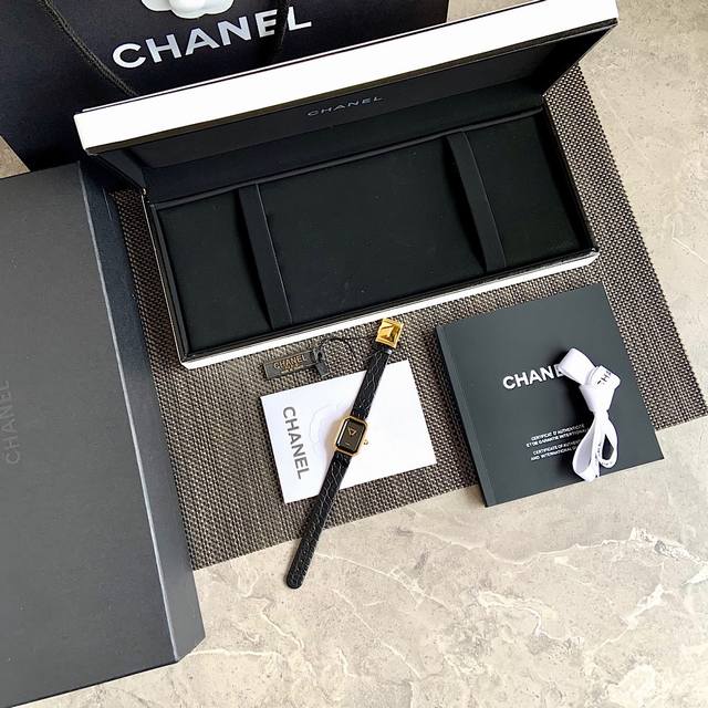 香奈儿Chanel黑金小方糖女士石英腕表 诞生于1987年 所以也叫 1987 搭载进口原装石英机芯 这款腕表是coco邀请好莱坞女星GretaGarbo设计