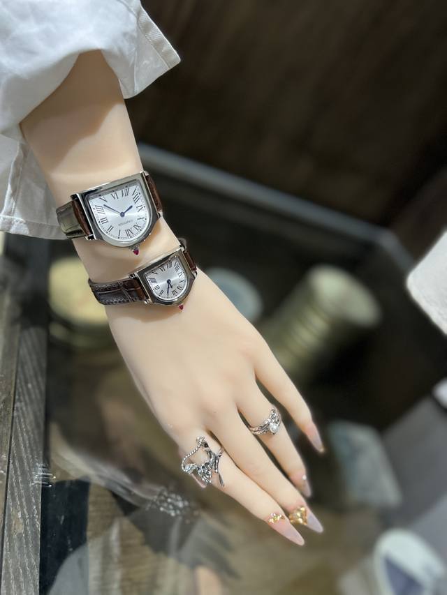 白 金 是腕表 也是座钟 卡地亚 CPC 黄金桌铃 Cloche 是卡地亚制表史上产量最少的几款设计之一 诞生于1920年的钟形腕表设计 在百年间仅有十数次发行