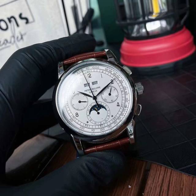 白壳 金壳 百达翡丽创立于1839年 作为日内瓦最后一家独立制表商 此次推出的雕花表壳神龙雕刻面腕表 已经不单单是为了体现其做工多精良 也不是为了突出手表中的