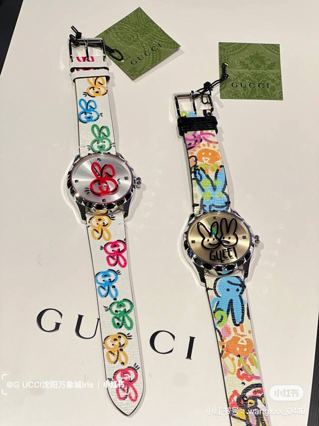 原单厂Gucci G Timeless 系列w碗表 为了庆祝兔年 品牌推出色彩靓丽的全新设计腕表 表盘直径为38 mm 精钢表壳 玻璃上饰有Gucci兔子印花