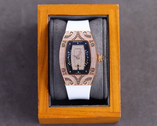 理查德米勒RM007-1表界的女神 女士们梦寐以求的腕表 也被称为 钻石克朗 Richard Mille坚持不懈地追求RM 7的技术完美 专为那些欣赏高端腕表的
