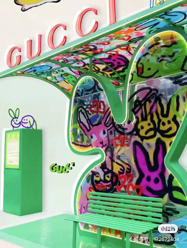 Gucci G Timeless 系列w碗表 为了庆祝兔年 品牌推出色彩靓丽的全新设计腕表 表盘直径为38 mm 精钢表壳 玻璃上饰有Gucci兔子印花 皮 革