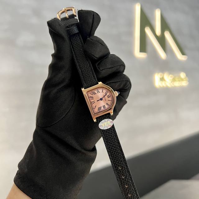 白壳 玫金 卡地亚座钟系列 卡地亚Cloche 腕表的历史可以追溯至1920年 是 Cartier 产量最少的系列作品之一 腕表得名于奇特的表壳形状 水平放置时
