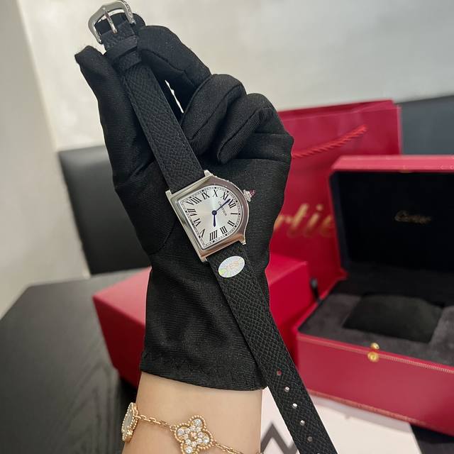 白壳 玫金 卡地亚座钟系列 卡地亚Cloche 腕表的历史可以追溯至1920年 是 Cartier 产量最少的系列作品之一 腕表得名于奇特的表壳形状 水平放置时