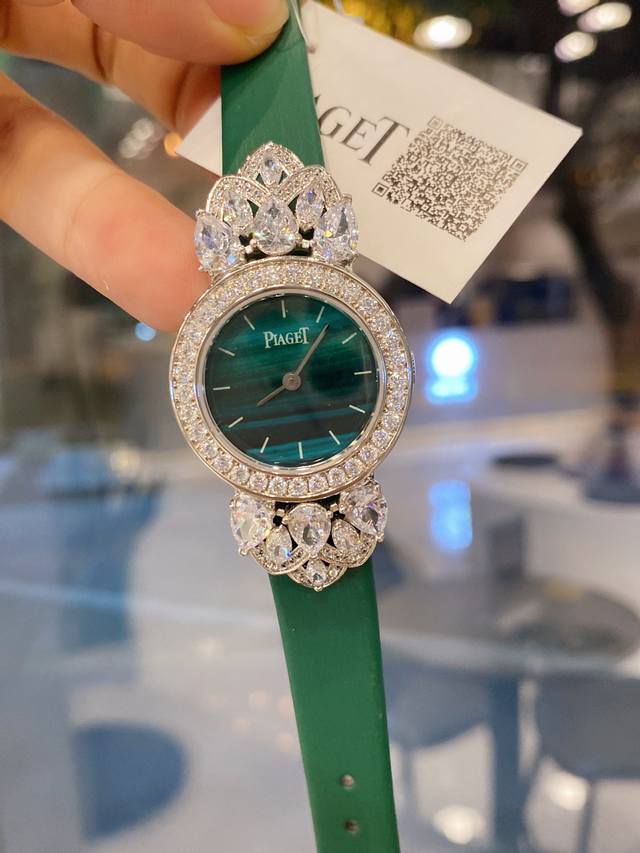 伯爵 PIAGET TREASURES G0A45029 这款钻石腕表采用优雅的椭圆形表壳和珍珠贝母表盘 搭配的黑色缎面表带佩戴舒适 更为这款华美腕表增添一抹隽