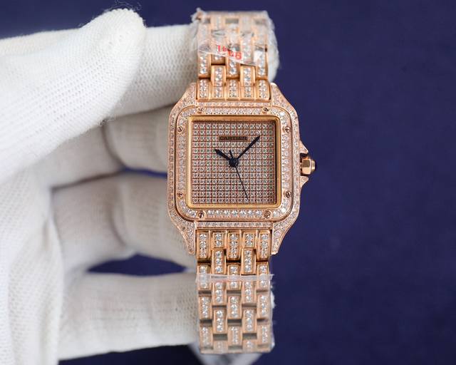 Panth re de Cartier女神机械腕表 它不仅是一枚腕表 更是一件奢华珠宝饰品 将当代的时尚与摩登风范进行全新演绎 以时计与配饰的功用完美结合 流畅