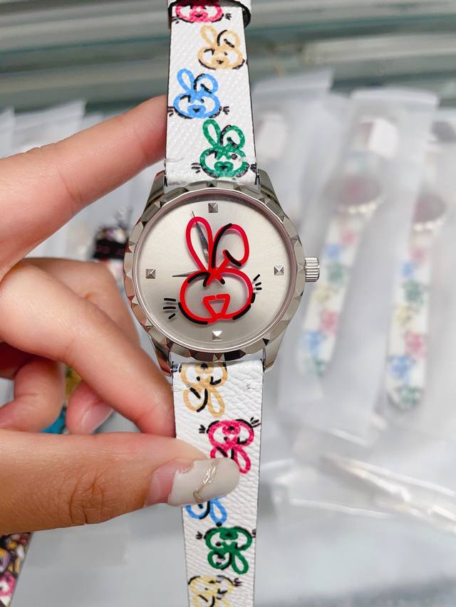 GUCCI兔兔来了 Gucci G Timeless 系列w碗表 为了庆祝兔年 品牌推出色彩靓丽的全新设计腕表 表盘直径为38 mm 精钢表壳 玻璃上饰有Guc