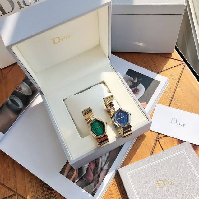 现货 新款迪奥Dior女士石英腕表独家首发 众多明星代言 真正原单品质 原装一比一开模打造 各种细节跟足原版 细节做工的精美程度与原版无一二 八角异形真空ip电