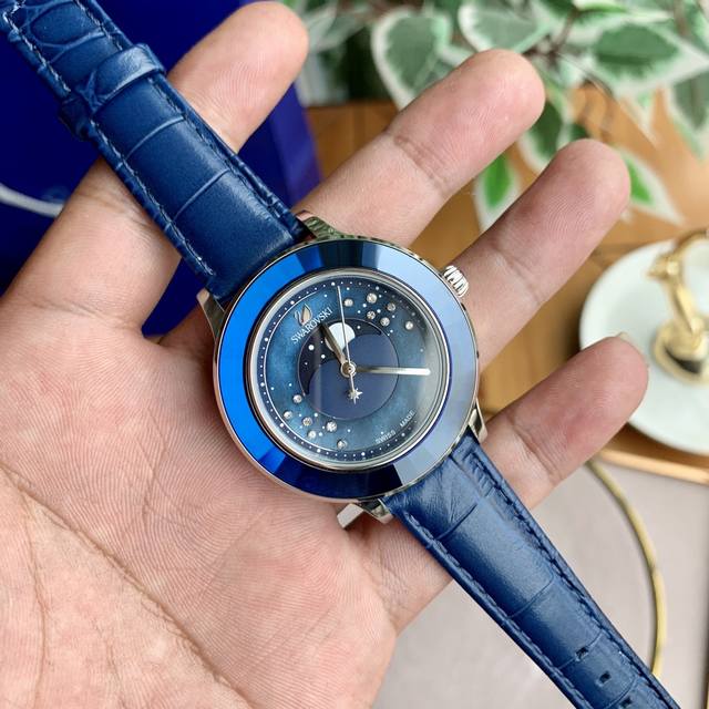 为庆祝人类登月五十周年 施华洛世奇为畅销系列Octea Lux新增一款特别版腕表 并首次采用了功能齐全的月相表盘 这款腕表的蓝色珍珠贝母表盘上镶有透明色Swar