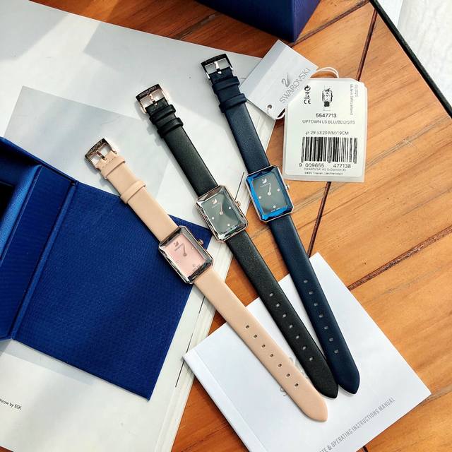 这款瑞士制造的施华洛世奇腕表是精致设计的代表作 其不锈钢表壳上缀有一颗闪亮迷人的长方形切割Swarovski仿水晶 并揉合深蓝色放射线图纹表盘和璀璨悦目的Swa