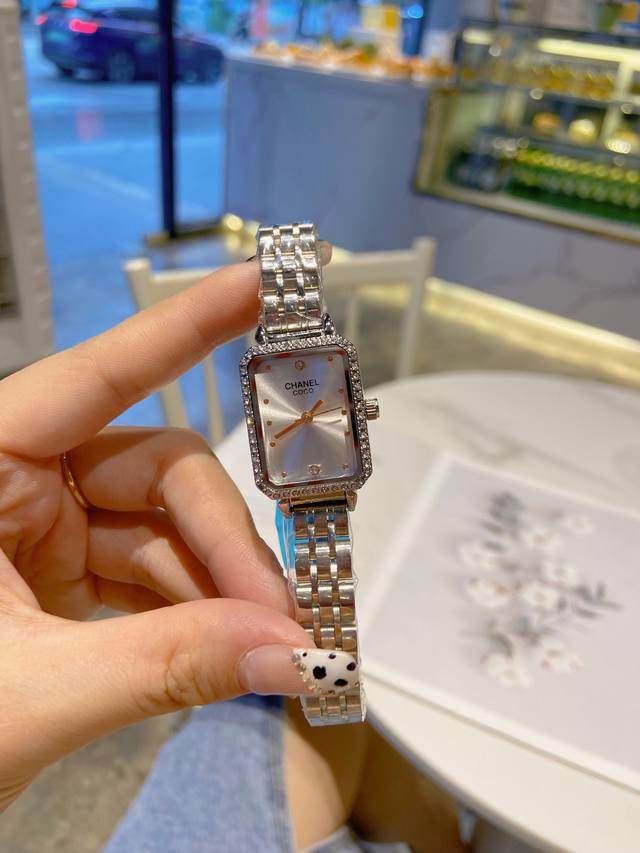 CHANEL香奈儿全钢 倾情推出新一款英女款1988 该款手表搭载全进口石英机 表盘采用珍珠贝壳 腕表外圈与表带使用水晶钻石点缀 腕表是一款高级腕表 呈现弥足珍