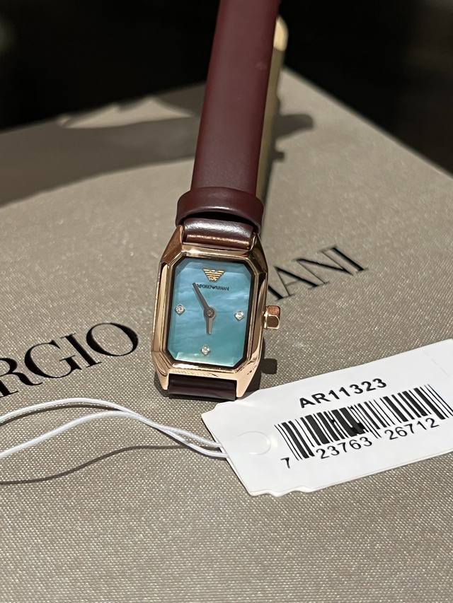 最新阿玛尼方形小表盘手表 阿玛尼人鱼公主 上手也太漂亮了 这是什么神仙设计啊 给设计师加分 美上天际了 表盘直径22mm 表盘厚度5mm 表耳宽度10mm 表带