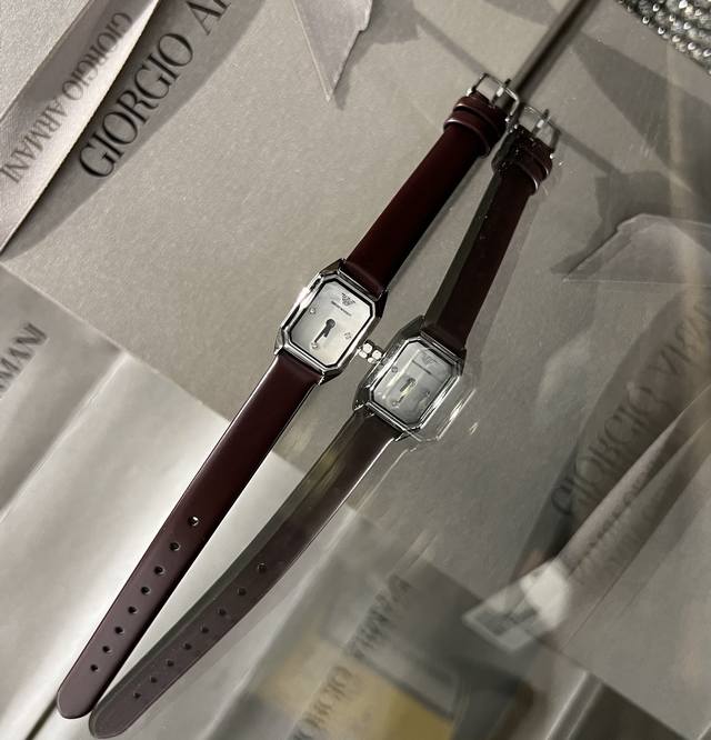 最新阿玛尼方形小表盘手表 阿玛尼人鱼公主 上手也太漂亮了 这是什么神仙设计啊 给设计师加分 美上天际了 表盘直径22mm 表盘厚度5mm 表耳宽度10mm 表带