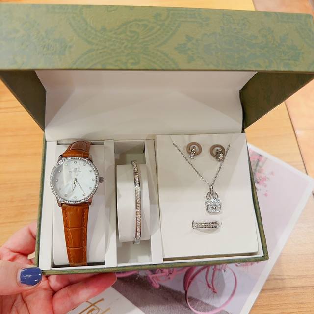 配盒五件套饰品钛钢：潮牌系列时尚款石英手表，进口石英机芯，方便佩戴，简洁大方，表径33mm，男女均适合。