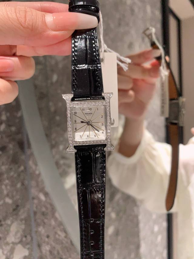 H家手表 爱马仕经典皮带 去年的销冠 价格不变质量保证 瑞士机芯 还添加了新颜色哦 这个手表真心百搭