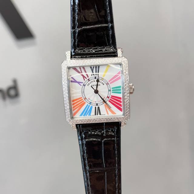 法兰克穆勒手表一直想入一款手表 双层方形腕表 简约大方 采用法穆兰的彩色数字艺术 镶钻边框加罗马设计 每一个时标都呈现不一样的颜色搭配钻石镶嵌高级感满满日常穿搭