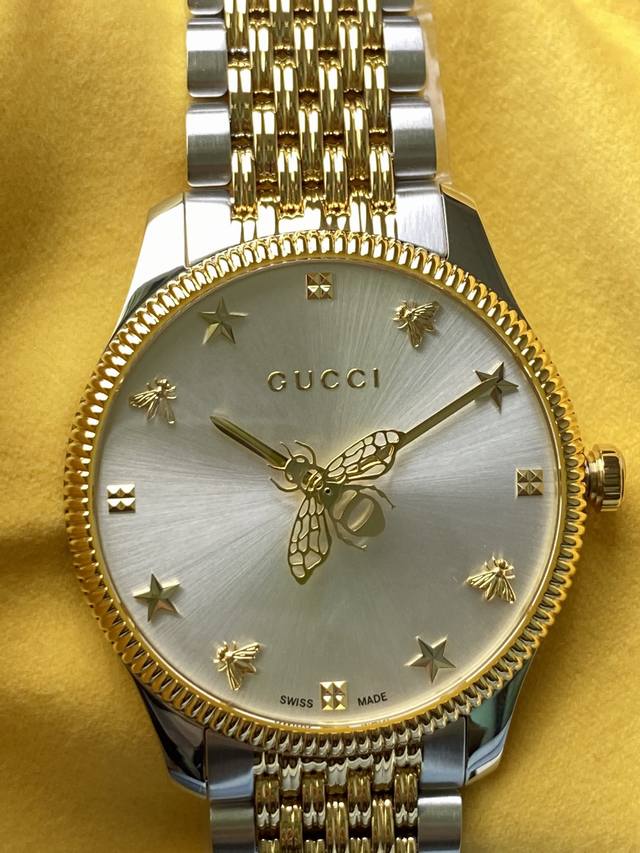 原盒:30古驰 Gucci 新款新款这款经典精钢腕表属于g-Timeless系列 采用经典感性设计 融合太阳射线纹理表盘 以及巧妙设计的蜜蜂图案秒针 精钢表壳