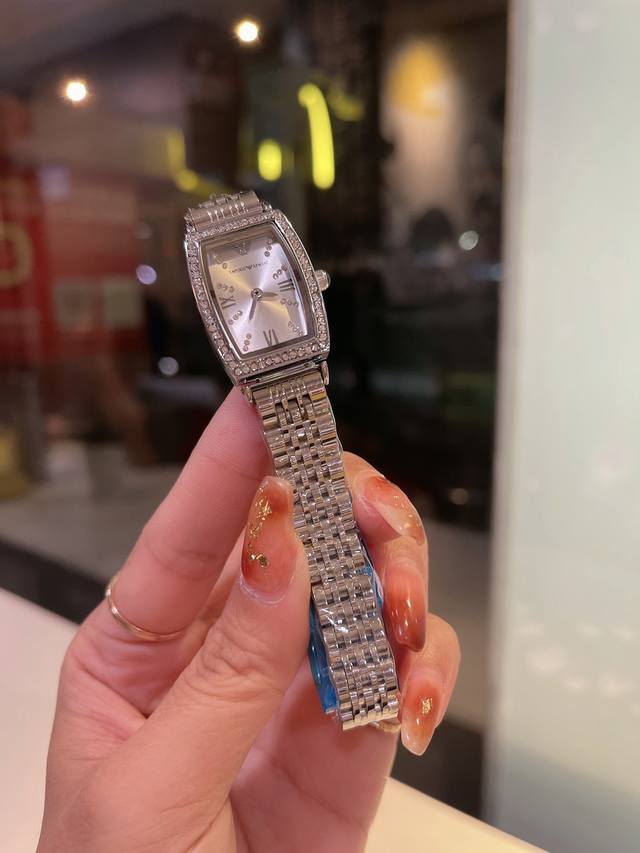 银 枚金 阿玛尼 最新款钢带款手表 简洁大气的表盘镶嵌无数钻石 就像漫天星辰光彩闪耀 气质优雅低调不失奢华表盘22Mm 精钢原装机表带 搭配日本机芯 走时精准