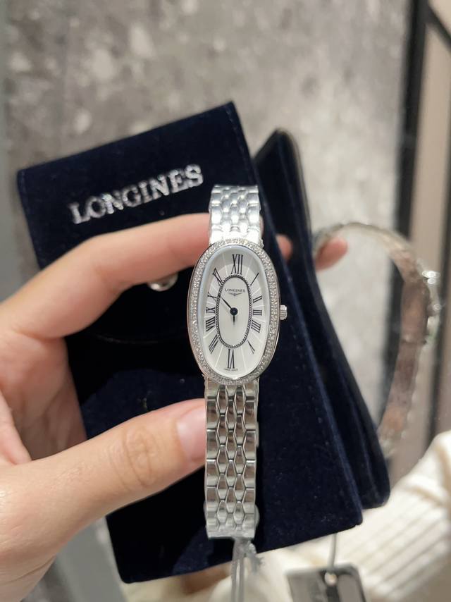 钻圈 浪琴 圆舞曲mini款 一直想买的一款极小极精致的手表 它来啦(尺寸是18X25哟) 2015年瑞士著名钟表制造商浪琴表推出全新圆舞曲系列腕表(Longi