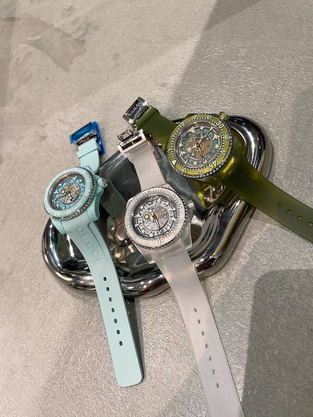 新款新款用时间探寻世界的奥秘 Gucci Dive系列腕表dive系列是gucci首个潜水元素的腕表 是gucci最具有时尚风格的 以潜水表为设计灵感 蜜蜂 星
