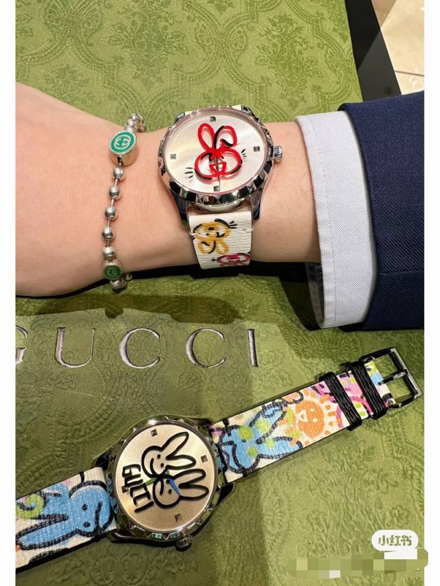 古驰gucci兔兔来了[爱心][爱心][爱心] Gucci G- Timeless 系列w碗表 为了庆祝兔年 品牌推出色彩靓丽的全新设计腕表 表盘直径为38 M