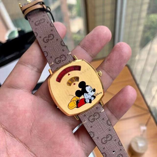 古驰gucci Grip Disney米老鼠石英腕表 今年这个鼠年把米老鼠的热度炒到天上去了 各种品牌联名加身 真的爱死grip这个系列的手表啦 每一块都想拥有