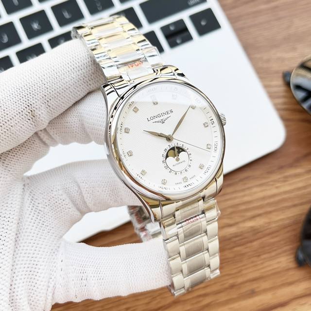 浪琴 圆舞曲mini款 Ddd 一直想买的一款极小极精致的手表 它来啦 尺寸是18X25哟 Ddd 一款专制超薄超小的进口瑞士机芯 Ddd 2015年瑞士著名钟