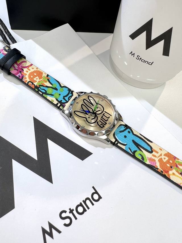 烟花] Gucci兔兔来了 Gucci G- Timeless 系列w碗表 为了庆祝兔年 品牌推出色彩靓丽的全新设计腕表 表盘直径为38 Mm 精钢表壳 玻璃上