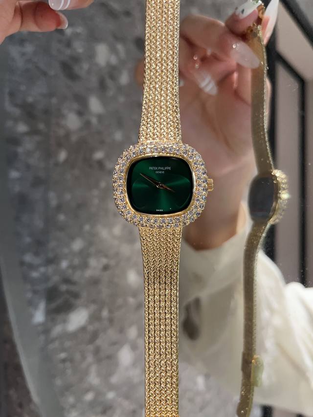 来自1980年代由瑞士出品的奢华女士腕表 为钟表世家百达翡丽patek Philippe 的隽永之作 这种似圆非方的设计 也深受英女王伊丽莎白二世的喜爱 富丽闪