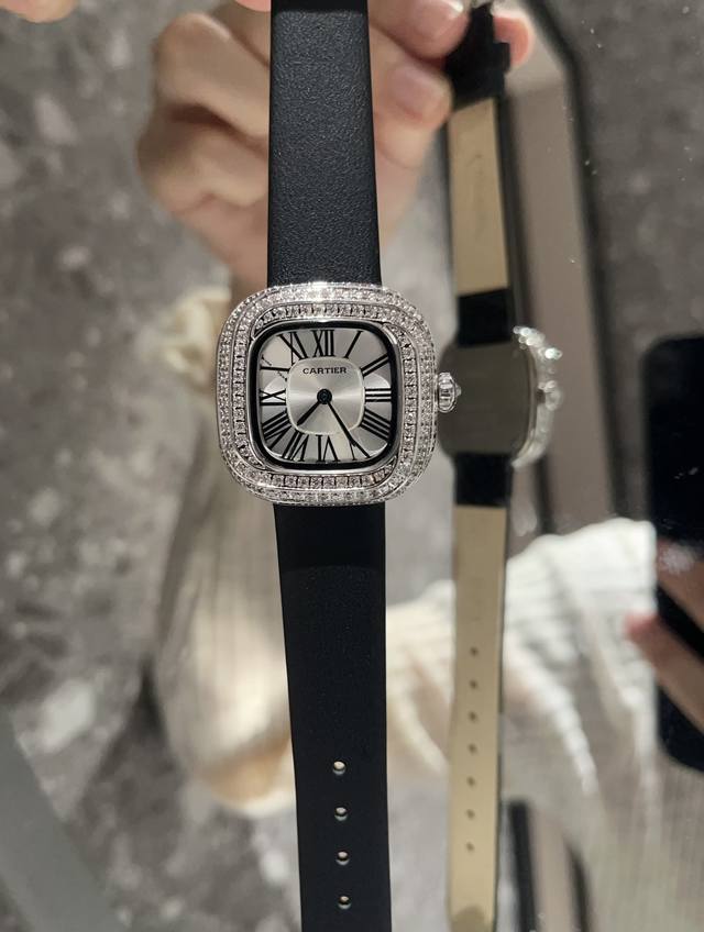 白 金 卡地亚就是梦本身coussin De Cartier卡地亚2022年高级珠宝 型号 Wcjs0003 腕表中最受到瞩目的肯定是最新的壳形设计 Couss