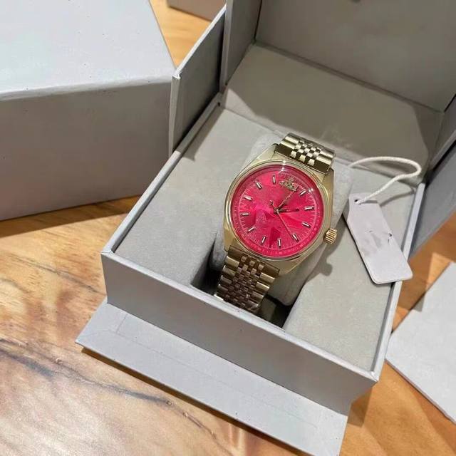 合金 Vivienne西太后手表最新款来啦 两种极致反差的颜色 玫红表盘搭配金属表带 明艳又性感 表盘内独特的印花让手表精致感又提升了上来 39Mm的大表盘显得