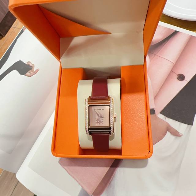 新款独家发售巴宝莉 Burberry 英伦风 是彰显女士品味的一个好 名片 佩戴一款适合自己的手表是很重要的社交搭配 Burberry手表不仅可以增加那人的时尚