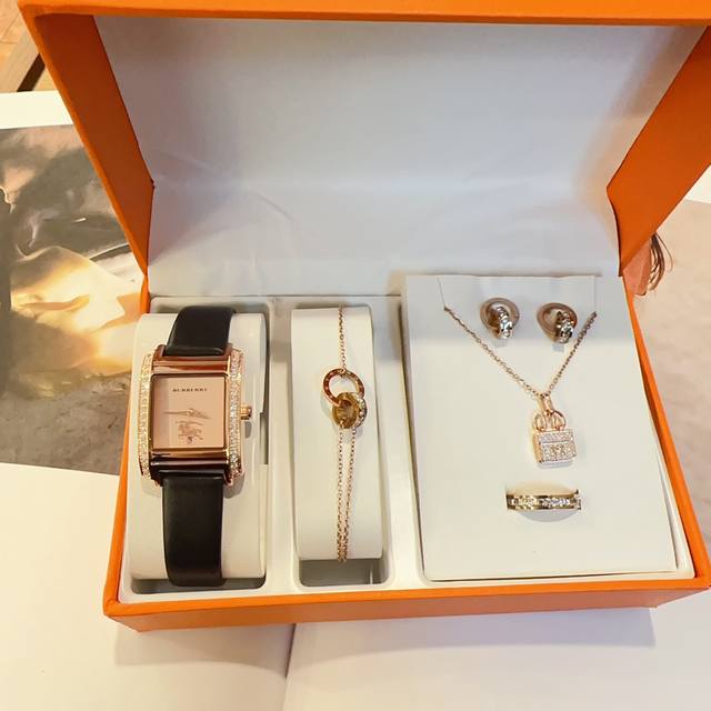 五件套钛钢饰品配盒 新款独家发售巴宝莉 Burberry 英伦风 是彰显女士品味的一个好 名片 佩戴一款适合自己的手表是很重要的社交搭配 Burberry手表不