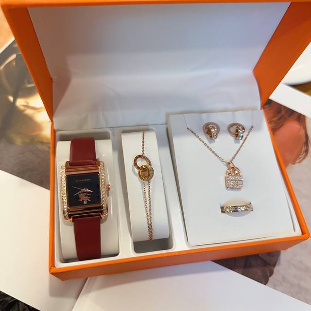 五件套钛钢饰品配盒 新款独家发售巴宝莉 Burberry 英伦风 是彰显女士品味的一个好 名片 佩戴一款适合自己的手表是很重要的社交搭配 Burberry手表不