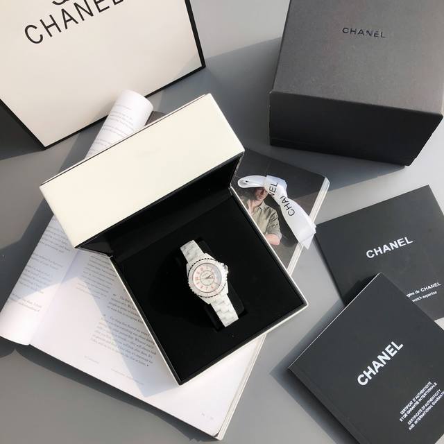 新款后盖 Chanel香奈儿j12系列 高科技全白色精密进口陶瓷表壳搭配钢镶边表圈 凸显表款造型美的精髓 旋入式表冠 白色高科技精密陶瓷呈现出一种自内焕发于外的