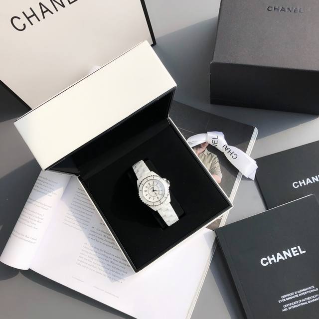 新款后盖 Chanel香奈儿j12系列 高科技全白色精密进口陶瓷表壳搭配钢镶边表圈 凸显表款造型美的精髓 旋入式表冠 白色高科技精密陶瓷呈现出一种自内焕发于外的