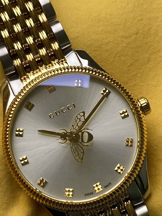原盒:30 古驰 Gucci 这款经典精钢腕表属于g-Timeless系列 采用经典感性设计 融合太阳射线纹理表盘 以及巧妙设计的蜜蜂图案秒针 精钢表壳 饰蜜蜂
