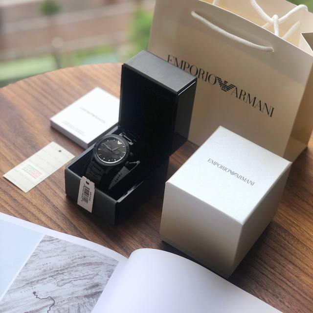 支持香港 美国直邮 全国联保 正品 Armani 阿玛尼本年度最火的一款 钢带男士手表型号ar11242黑色钢带石英表 表盘直径43Mm 316精钢表带 深邃神