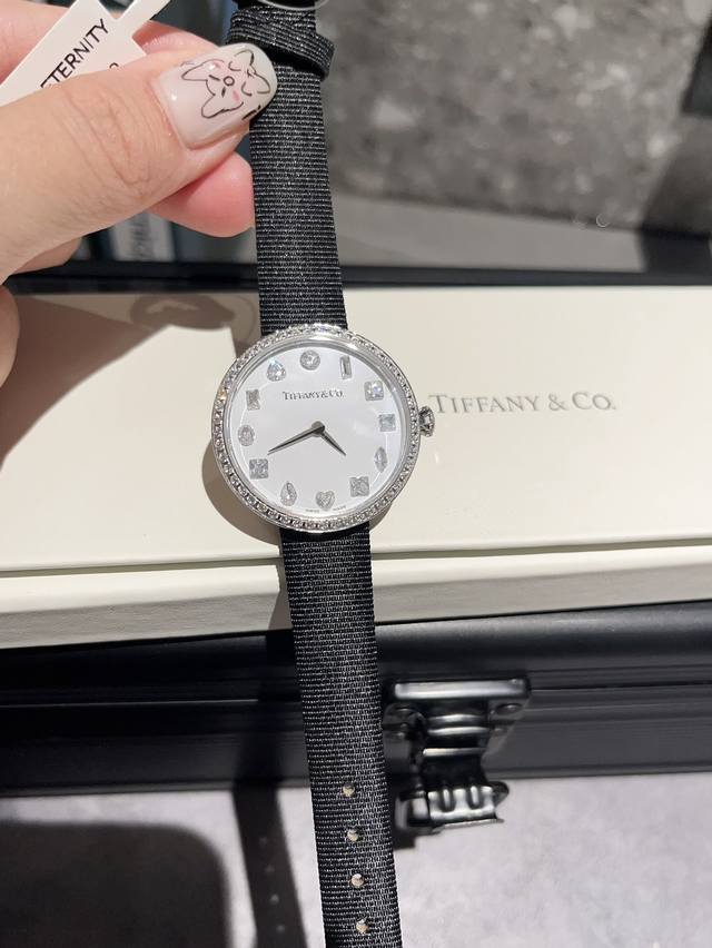 白 金 Tiffany蒂芙尼最新款钻石手表 独家配盒出货 Tiffanyeternity系列腕表提醒我们活在当下 热爱生活 这款腕表的表盘设计灵感源自20世纪六