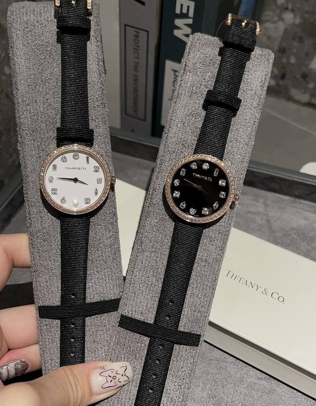 白 金 Tiffany蒂芙尼最新款钻石手表 独家配盒出货 Tiffanyeternity系列腕表提醒我们活在当下 热爱生活 这款腕表的表盘设计灵感源自20世纪六