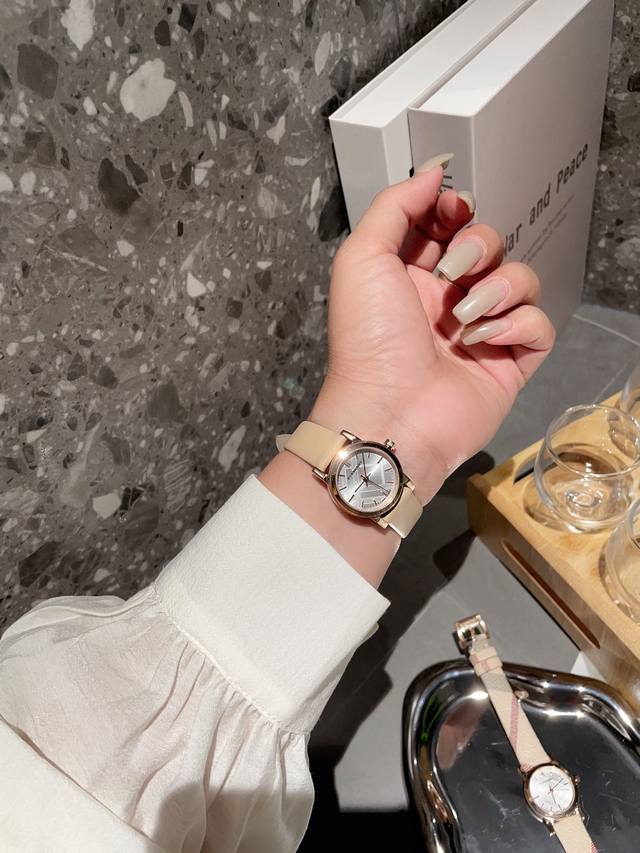 白 金 Burberry 巴宝莉 新款腕表 浓厚英伦风情 百搭单品 高贵逼人 以最舒适的方式彰显高贵气质 品牌的经典元素 奢华 品质 创新均在这款腕表完美体现