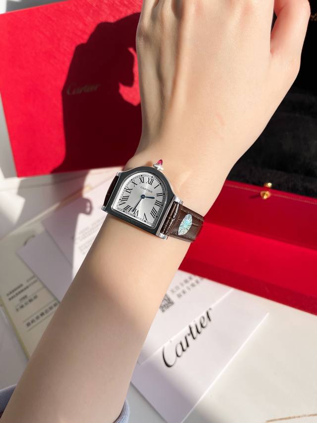 白 金 卡地亚cloche 腕表的历史可以追溯至 年 是 Cartier 产量最少的系列作品之一 腕表得名于奇特的表壳形状 水平放置时看起来如同一枚 桌面按铃
