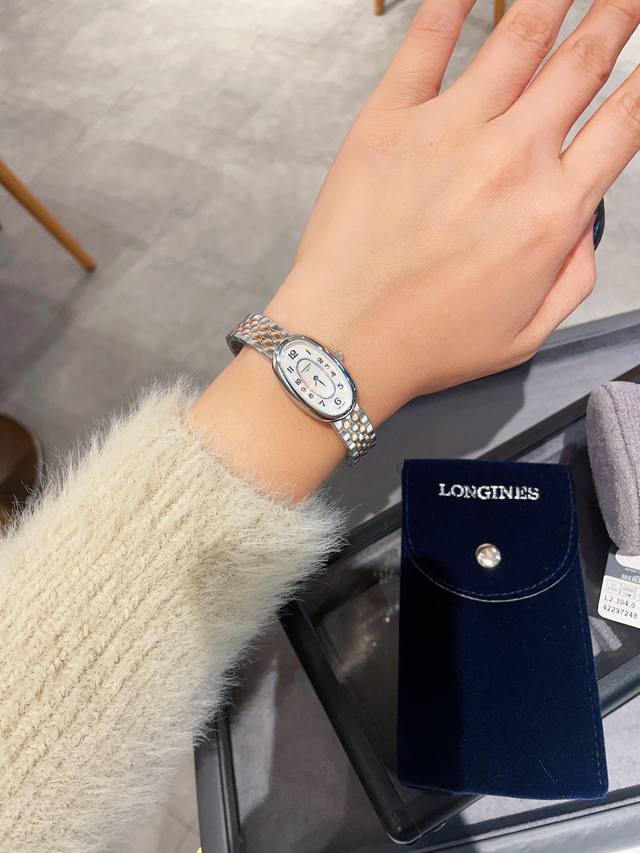 玫瑰金光 袁 浪琴 圆舞曲mini款 一直想买的一款极小极精致的手表 它来啦 尺寸是18X25哟 2015年瑞士著名钟表制造商浪琴表推出全新圆舞曲系列腕表 Lo