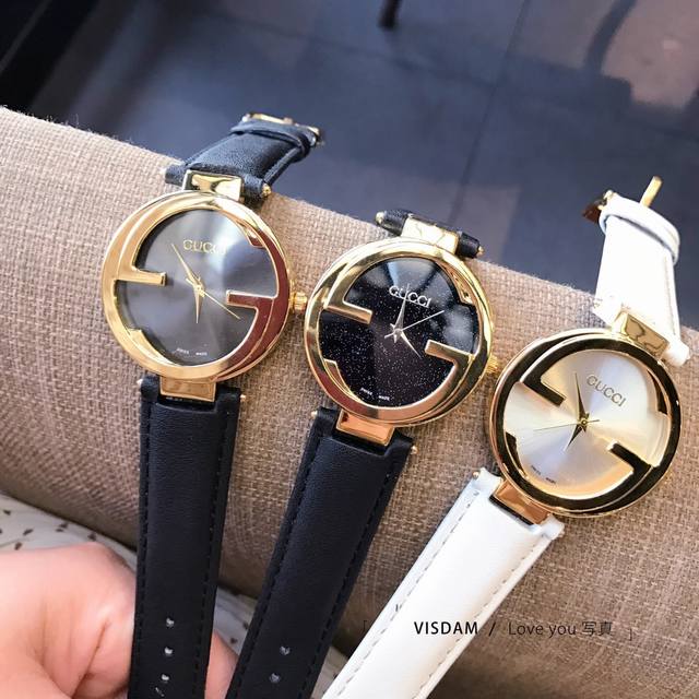 Gucci古驰 双g系列 特别好的手表 总是忍不住的想要分享出来 最高品质版本来啦 古驰专利壳形设计 2个g形 形成的表壳 独特 时尚不容错过 色彩丰富的表带着