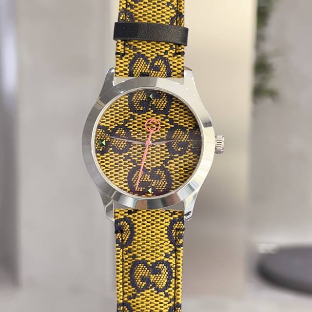 古驰gucci 特别系列g-Timeless系列腕表 完美手工刺绣独特的刺绣表盘大胆新颖 优雅与质感并存 红色配色的标识图案灵感源自30年代的典藏设计 经典g字