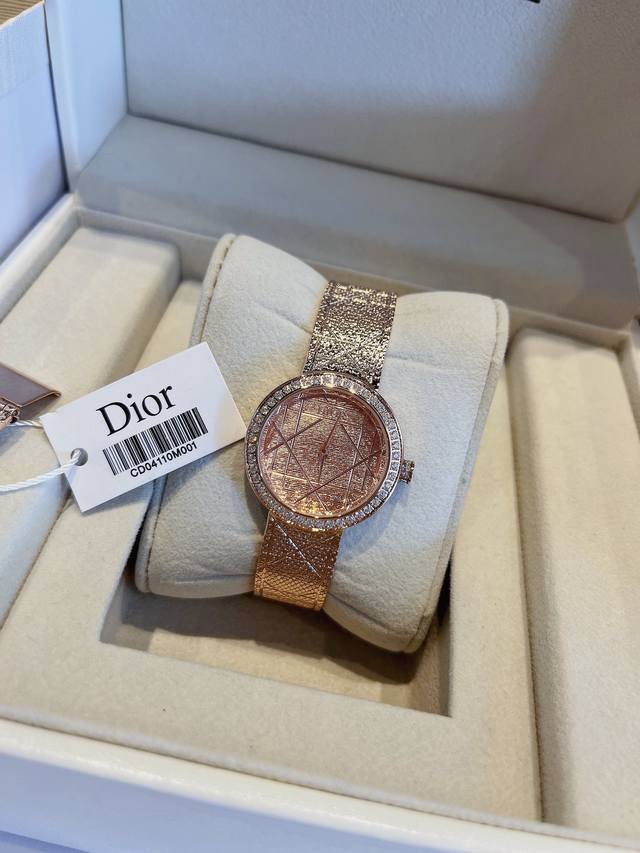 迪奥la D My Dior Cd04111X1248 Cd04115X1251系列腕表。优美的弧线设计，搭配两枚利落指针、便以其极简之风，成为迪奥的标志性作品