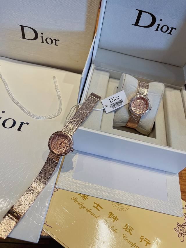 爆批 迪奥 Dior 新一代精致高雅的风格来自于la Mini D De Dior Satine系列高级腕表...沿袭了迪奥珠宝表现出女性特质、作为奢侈品品牌中