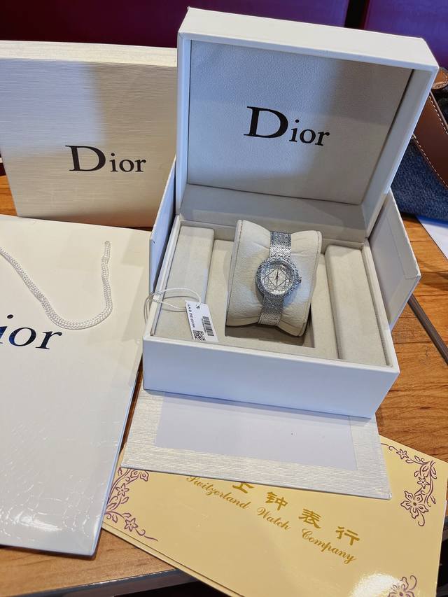 爆批 迪奥 Dior 新一代精致高雅的风格来自于la Mini D De Dior Satine系列高级腕表...沿袭了迪奥珠宝表现出女性特质、作为奢侈品品牌中